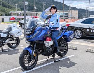 めずらしい青い白バイに乗るあやはねまやさん