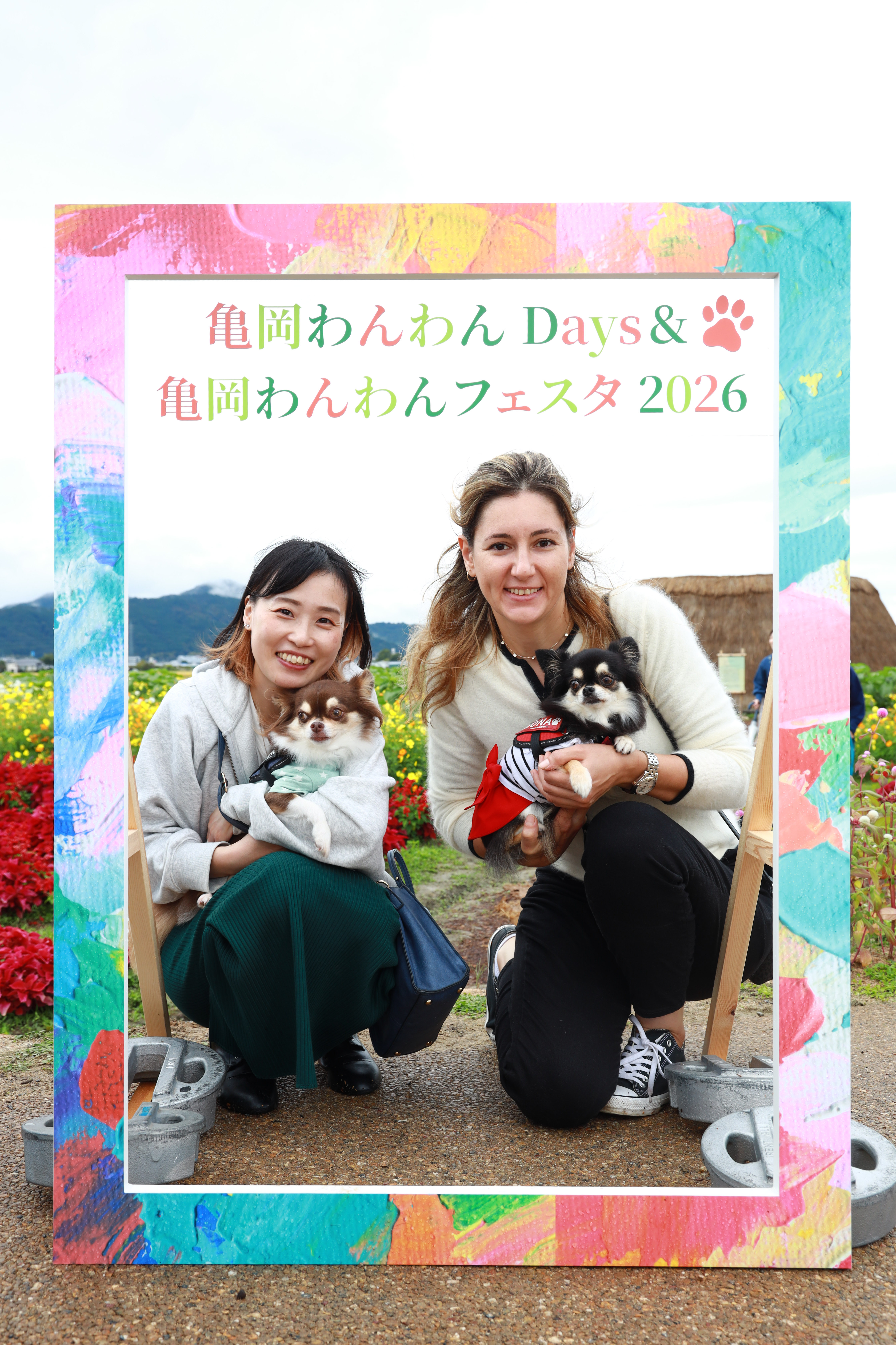 フォトフレームで撮影する飼い主