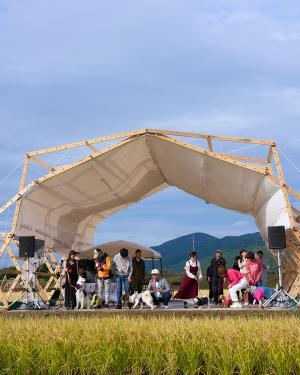 ステージ上で行われたファッションショー