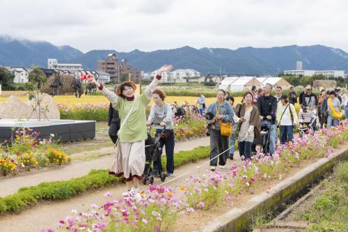 会場を練り歩く隊列