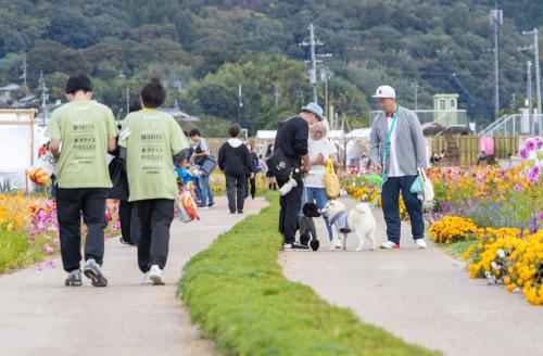 花が咲く会場で話す人々