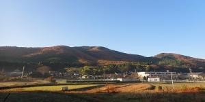 鴻応山を背にした校舎の画像