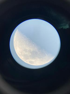　望遠鏡で観た月