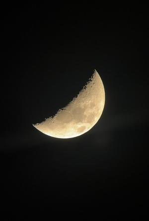 　望遠鏡で観た月