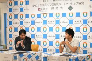 協定の締結を機にこれからの連携活動について意見交換をする桂川市長とごみの学校の寺井代表