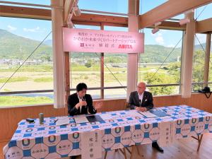 協定の締結を機にかめおかの未来づくりについて意見交換をする桂川市長とアミタホールディングス株式会社熊野代表取締役会長兼CVO