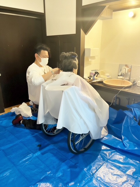 出張して散髪している