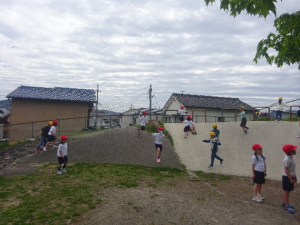 桜ヶ丘で遊ぶ様子