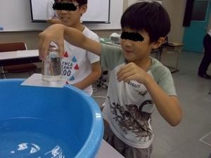 こぼれない水の実験02
