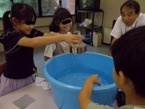 こぼれない水の実験03