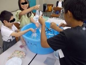 水袋に鉛筆を突き刺す実験02