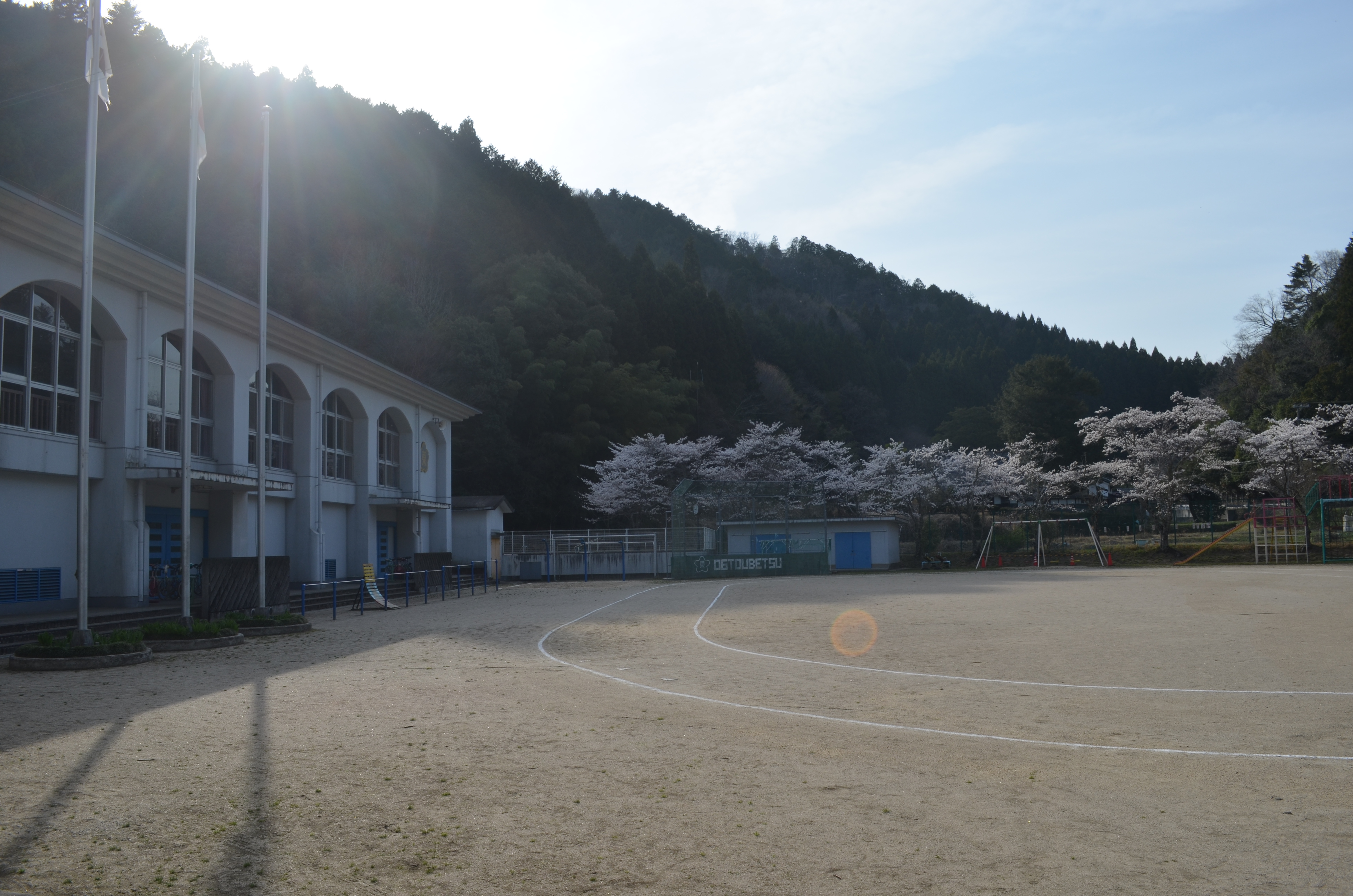 亀岡市立東別院小学校のタイトル画像